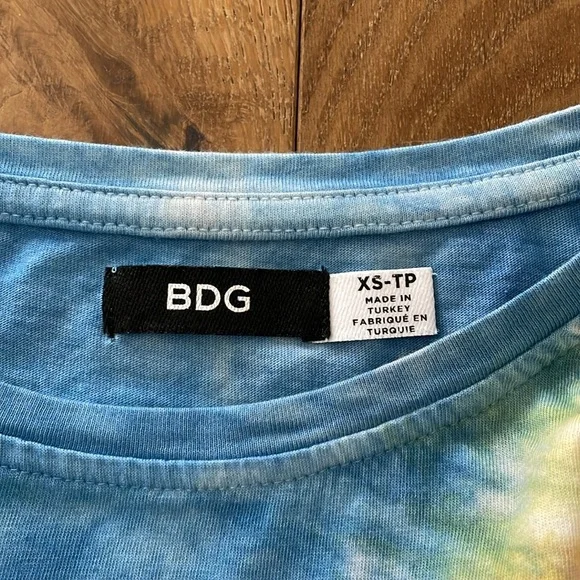 BDG XS Tie Dye Cropped with front knot, Tshirt - Picture 3 of 3